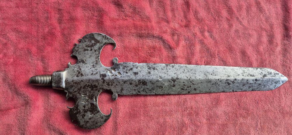 Продавам алебарда , нож , сабя.