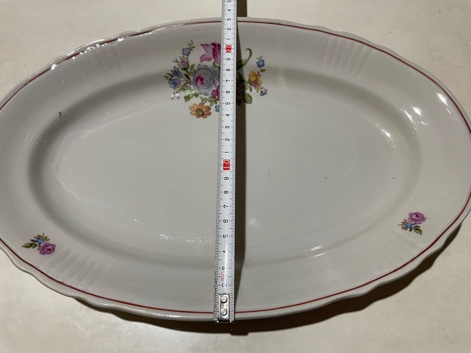 Голямо елипсовидно, порцеланово плато с маркировка.