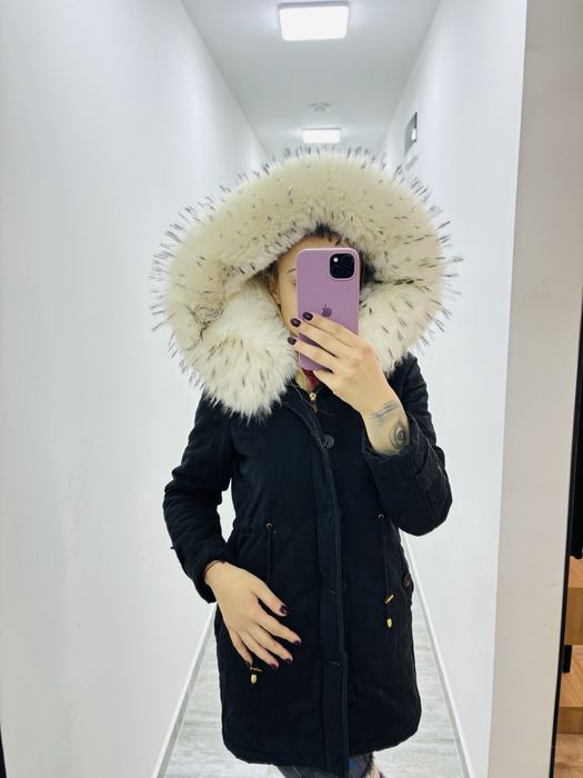 Парка с огромен естествен косъм