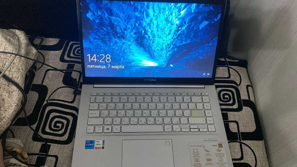 Ноутбук ASUS Vivobook Go 15 E1504FA выполнен в тонком корпусе серо-зел