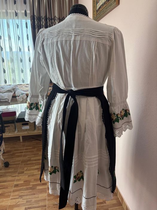 Costum popular cusut la mașină, alcătuit din 4 piese