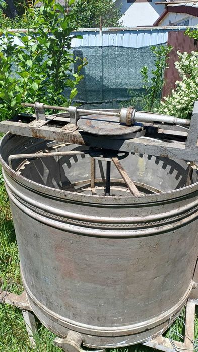 Centrifuga electrica pentru miere