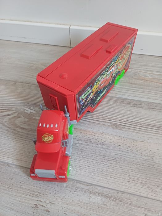 Mattel Set de joaca Disney Cars Glow Racers - Camionul service Mack 2 in 1