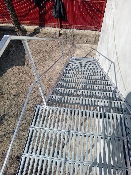 Scări metalice zincate