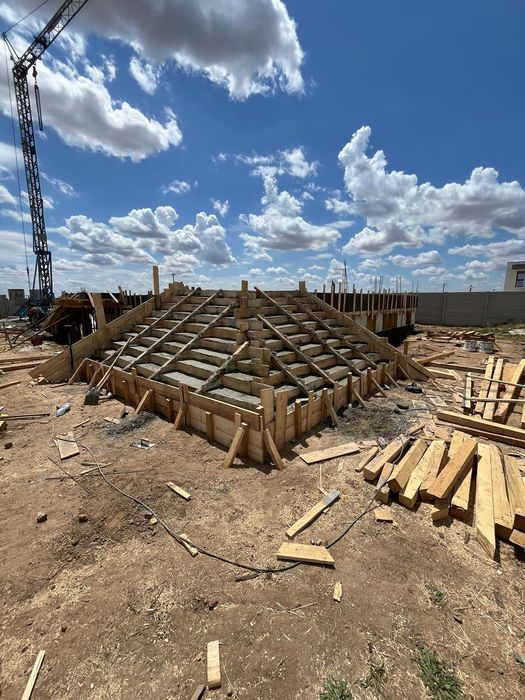 Echipa dulgheri, zidari, fierari case la rosu