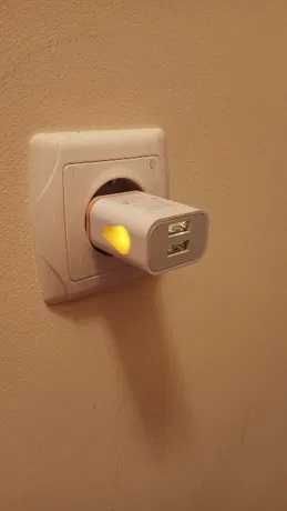 Двойно зарядно за мобилен телефон с Microusb кабел