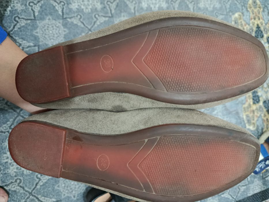 ayollar oyoq kiyimi sotiladi