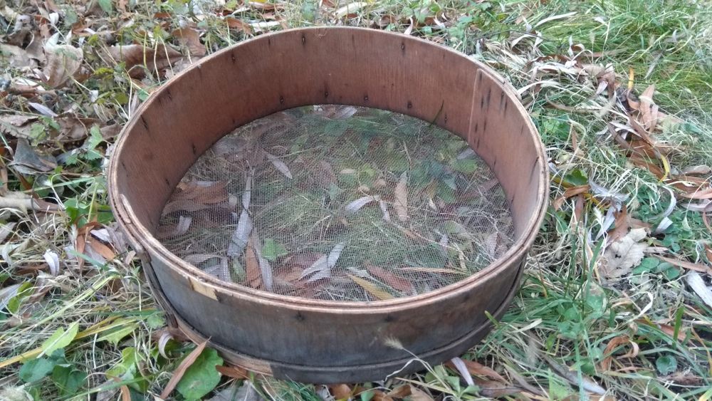 Реквизиты СССР чемодан,сито, протвини, вешалка