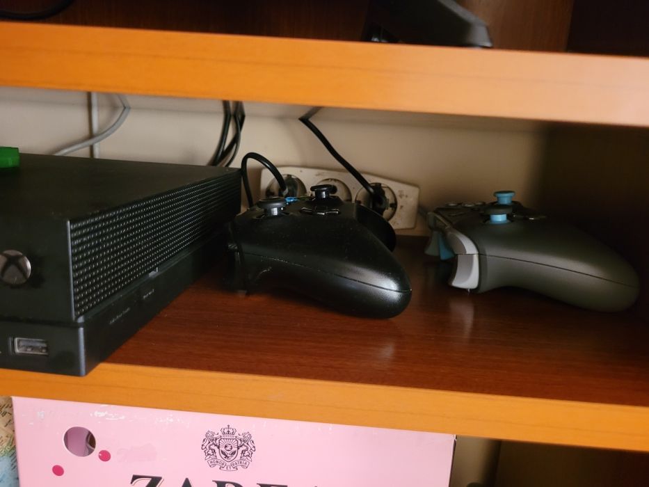 Vând xbox one x cu 2 manete