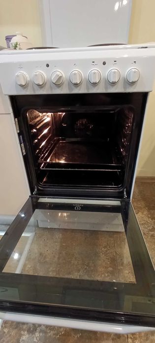 Готварска печка Indesit I5E52E(W) – вентилатор, грил, таймер, отлична.