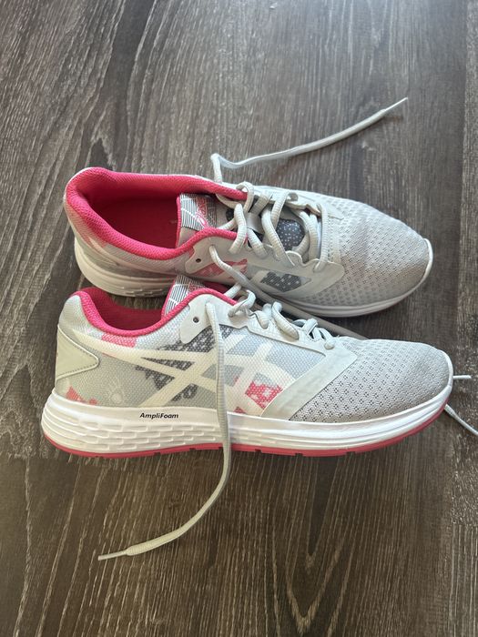 Маратонки и чехли