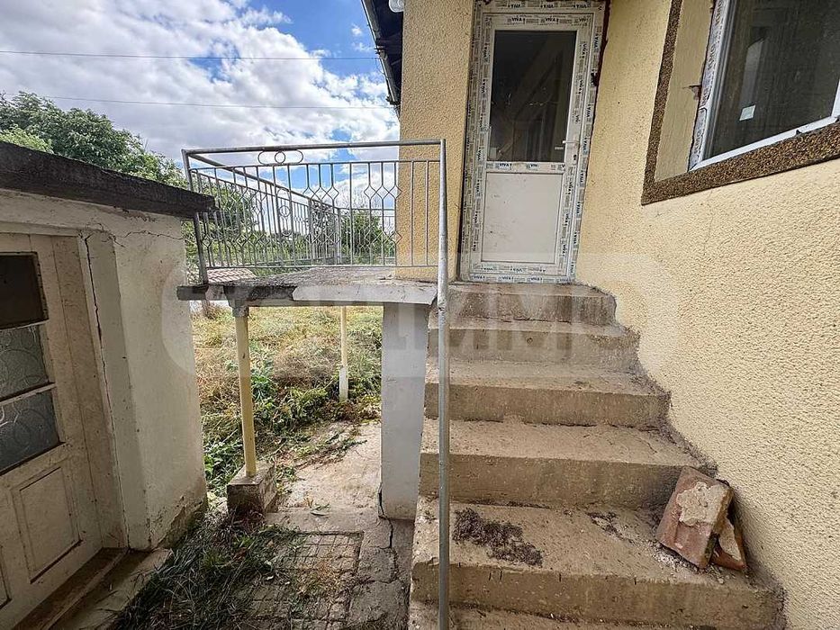Двуетажна къща в село Копривец