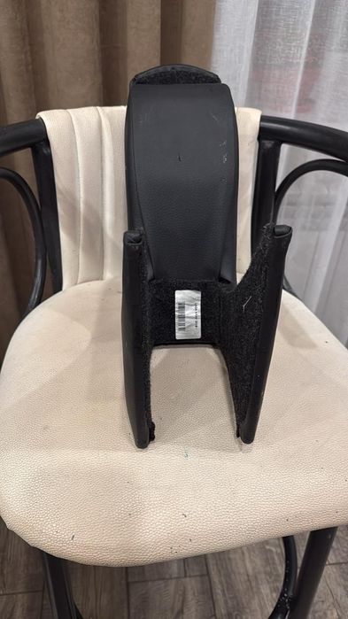 Подлокотник на авто,