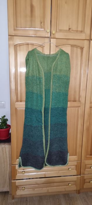 Дълъг елек, изключително лек и мек.