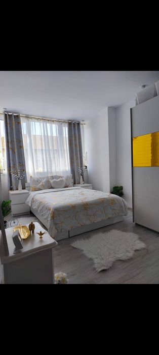 Vând apartament cu trei camere lângă Spitalul Județean