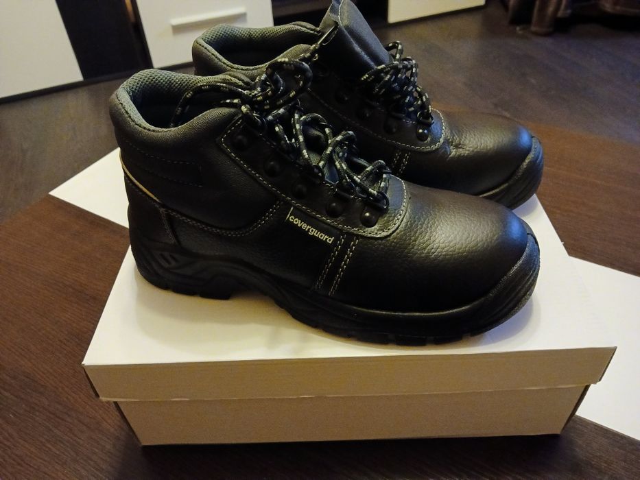 Vând bocanci de muncă