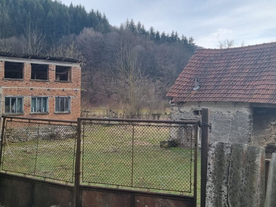 Teren cu casa si șură bătrânescă.  3700m² de Teren,