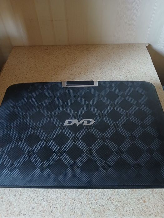 Портативный ДВД плеер.