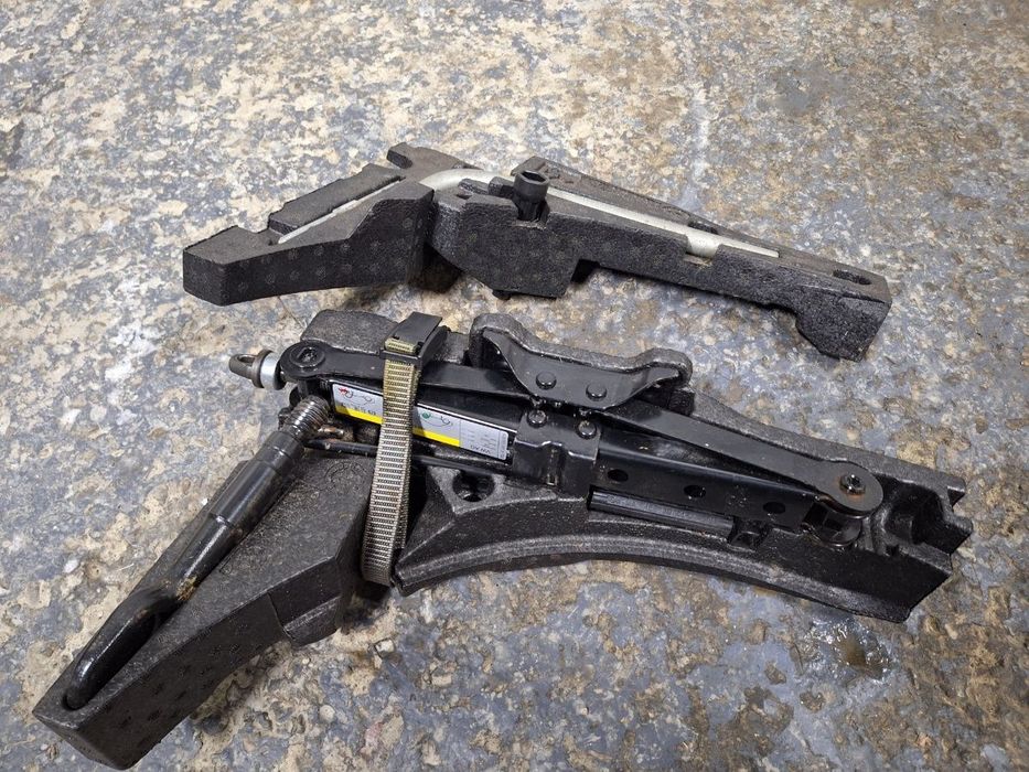 Trusa de scule CRIC , CHEIE VOLKSWAGEN GOLF VII 5G1 2012 - 2019  5G0012115Q