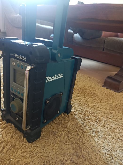 Vând radio Makita.