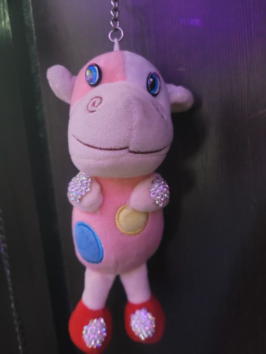 Игрушка брелок коровка