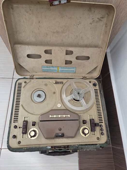 Magnetofon functional Tesla are si benzi