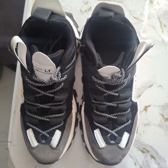 Продам кроссовки