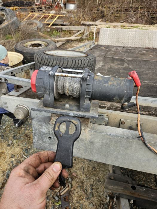 Vand trailer,platforma auto de 4m ,basculabil,troliu,2500kg an 2005