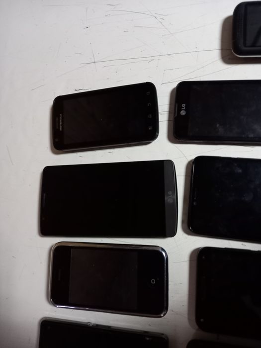 Vând 17 telefoane de Piese, Sony, iPhone, Samsung, Motorola, LG
