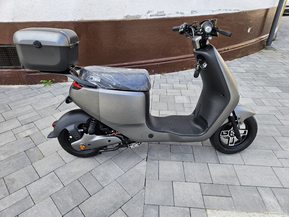 Scuter electric autonomie mare baterie 30Ah  bluetooth 50km/h 900w