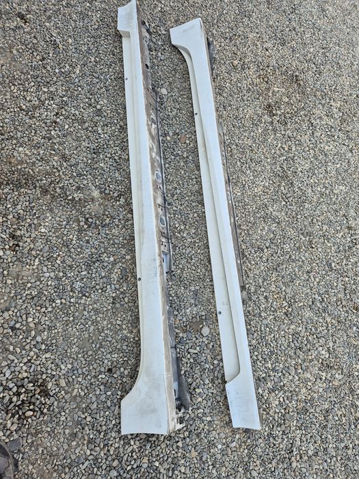 Prag Plastic St/Dr Toyota Prius XW50 2016-2019. Preț bucata.