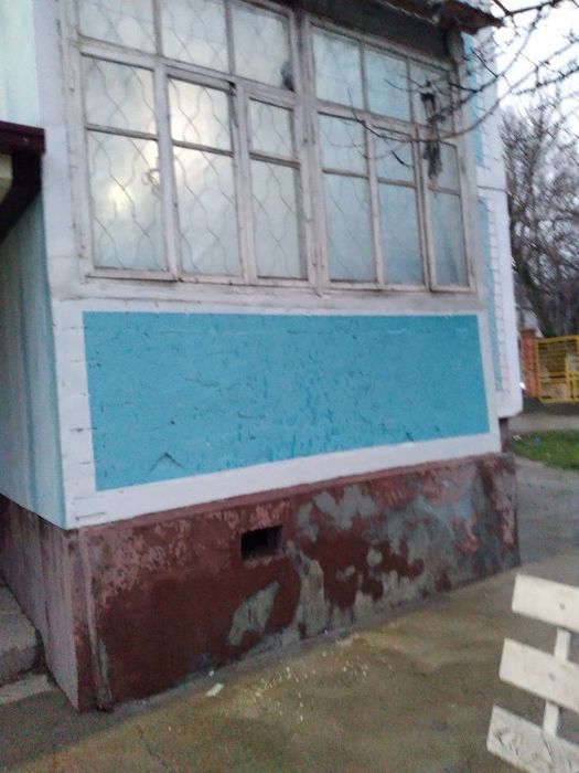 Чирчик шахар 10-микрораён карвон 1-хонали 1-этаж 2x3 балкони бор Кварт