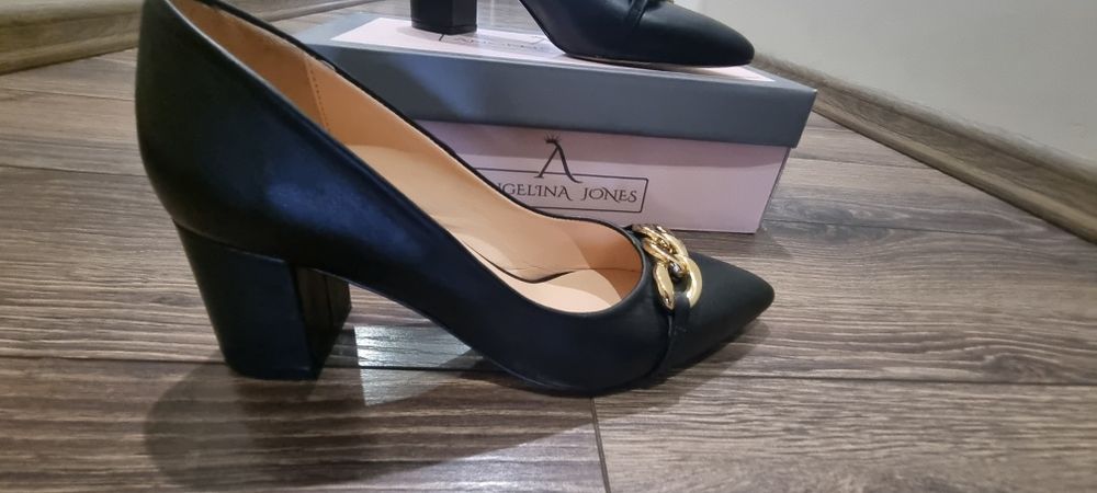 Официални обувки със златна тока Angelina Jones