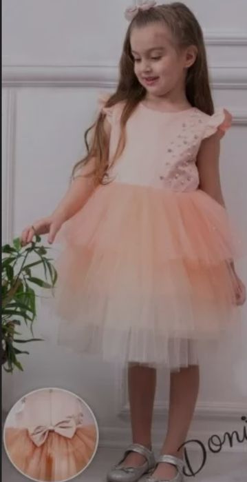 Детска рокля в прасковено с перли и блестящи камъчета