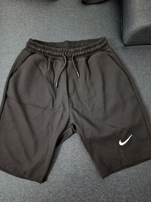 Vand bermude Nike si The North Face