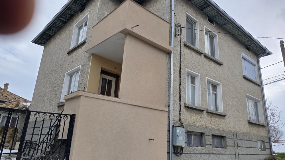 Продава се  2 етажна къща със приземен етаж  108 квадрата на етаж.