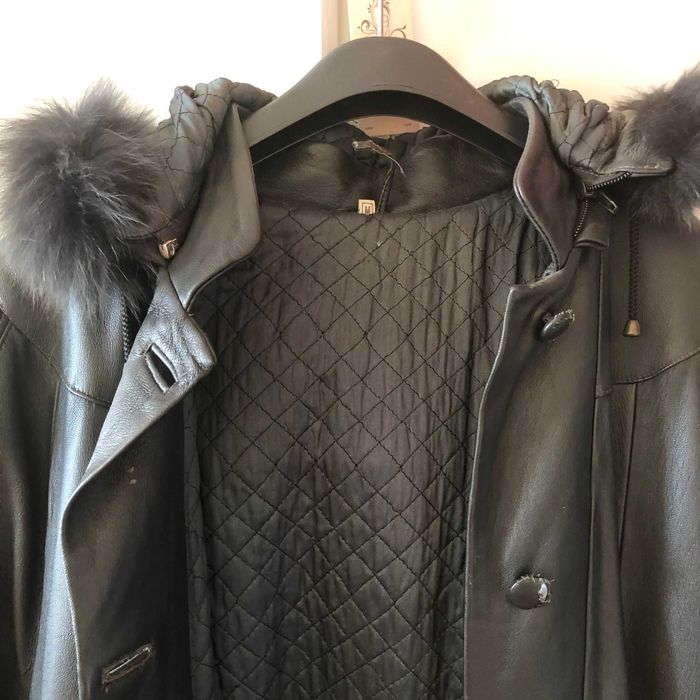 Vând 2 haine de piele naturala ,de dama