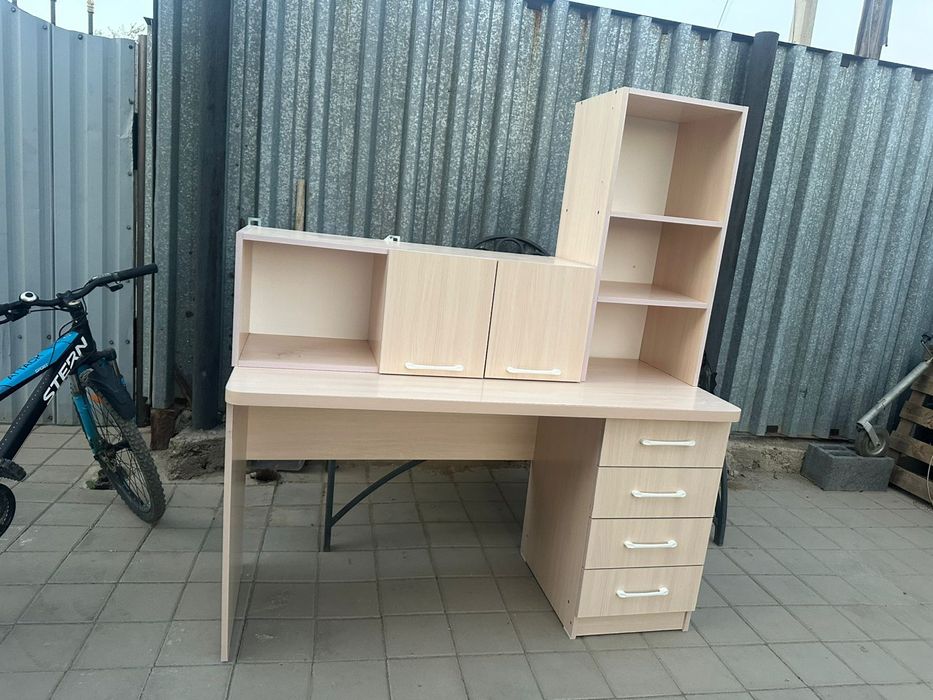 Письменный стол и книжные полки