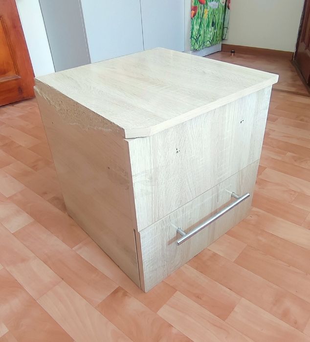 Продам 2 тумбочки прикроватные.