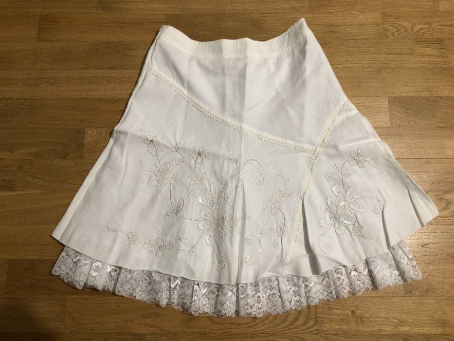 Fusta eleganta alba