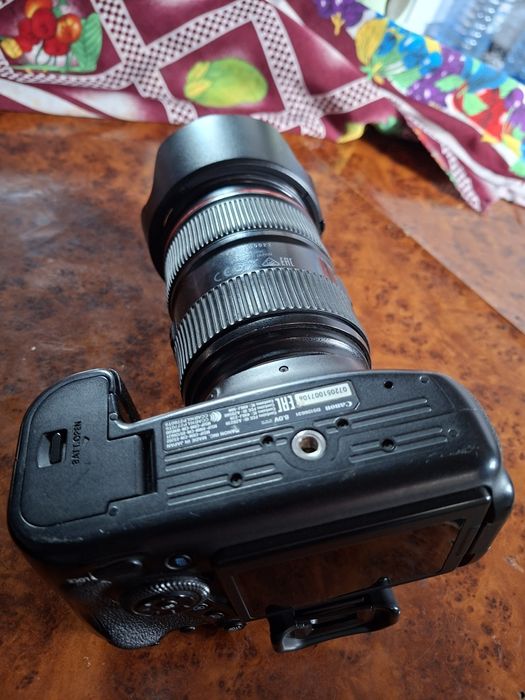 Canon 6D mark 2 сотилади холати ало нархи 1150$ озрок ками бор, компле
