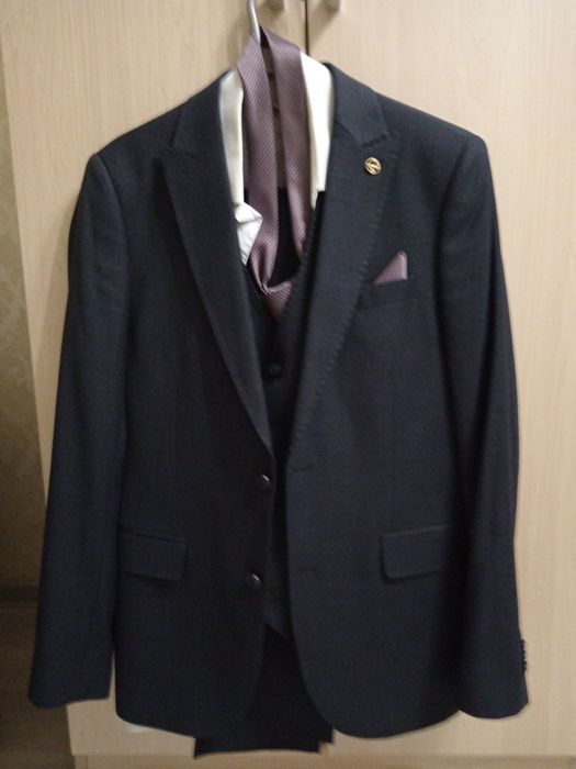 Продам костюм тройка