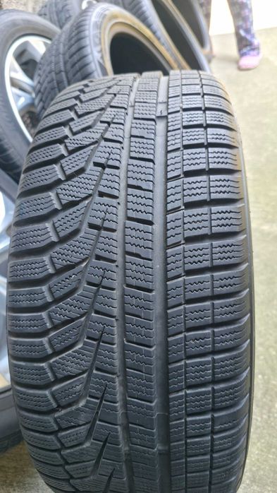 Перфектни гуми Hankook Icept Evo 2 235/45/18 XL зимни