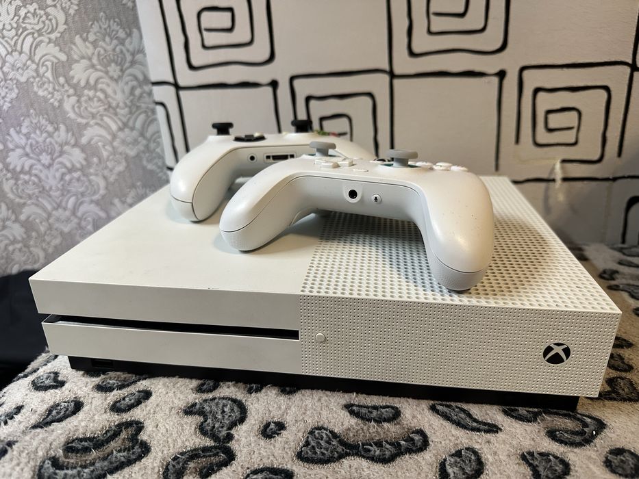Xbox One S+8 игр 2 джойстика