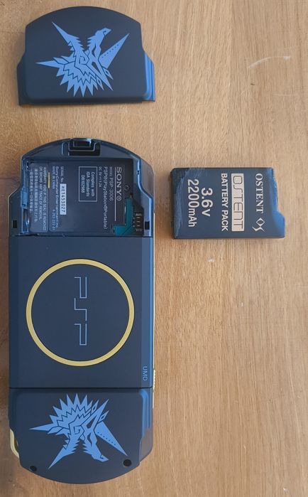 Vând psp 3000 series Monster Hunter Limited Edition  modat