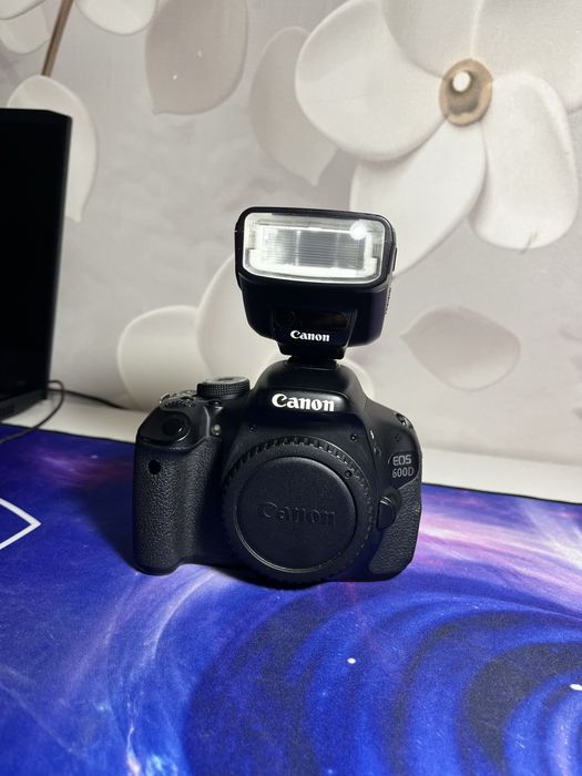 На продаже Canon EOS 600D полный комплект