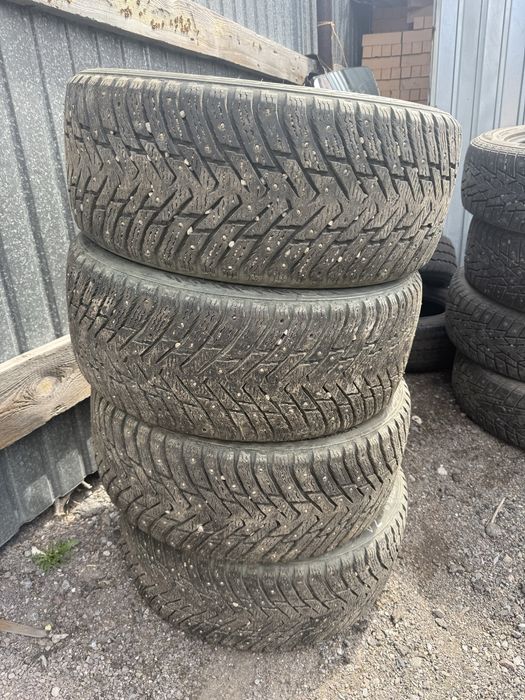 В продаже бу зимние шины 4 шт нокиан 235/45/18