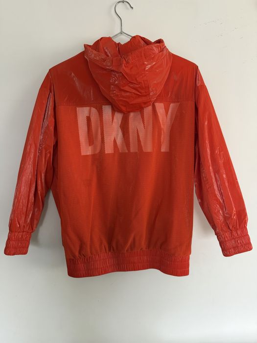 Яке за момиче DKNY