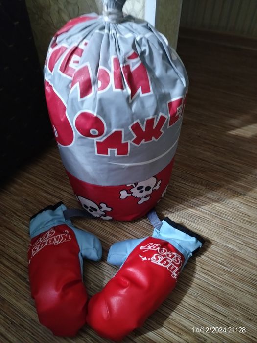 Боксерская груша и перчатки цена 3500тг до 9 лет