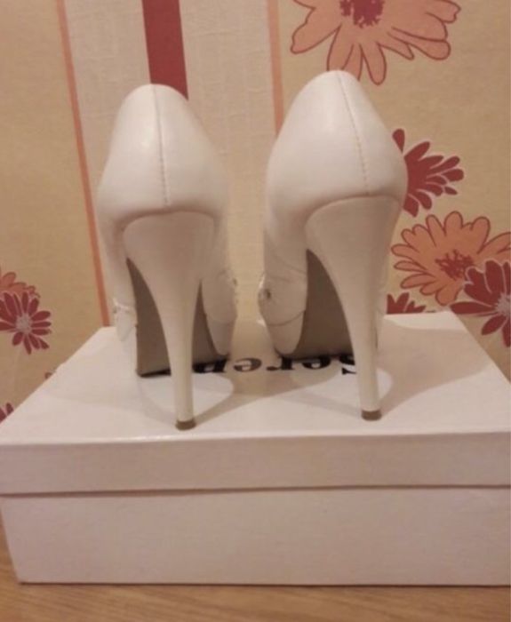 Туфли белые с камнями